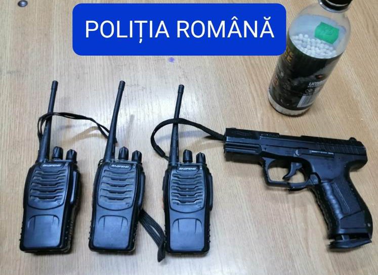 Doi tineri au luat-o la fugă pe câmp după ce polițiștii au solicitat verificarea mașinii în care se aflau - FOTO