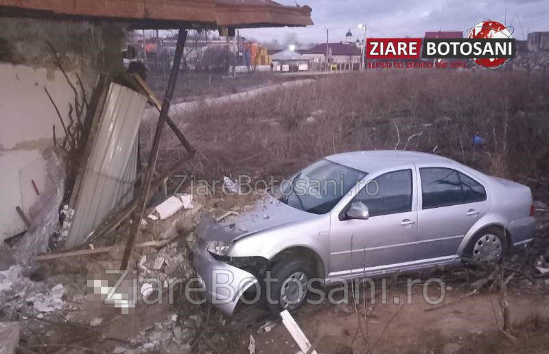 Accident la Dorohoi! O mașină s-a oprit în peretele unei case - FOTO