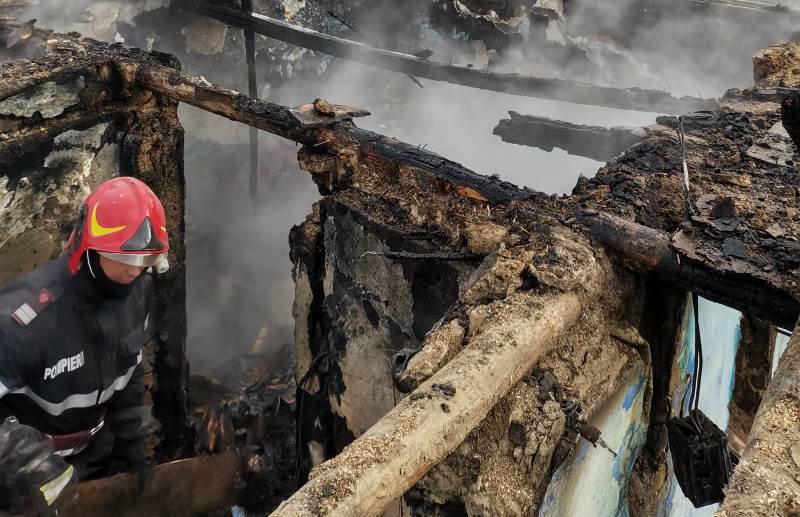 Tragedie! O femeie și-a pierdut viața într-un incendiu care i-a mistuit locuința – FOTO