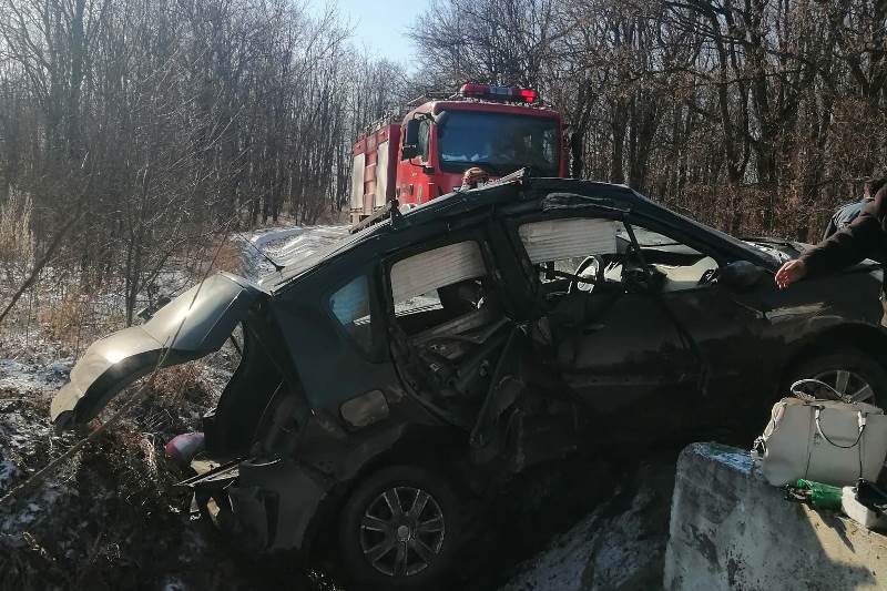 O femeie a avut nevoie de îngrijiri medicale după ce mașina în care se afla s-a izbit într-un cap de pod - FOTO
