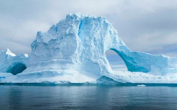 Un aisberg desprins din Antarctica …