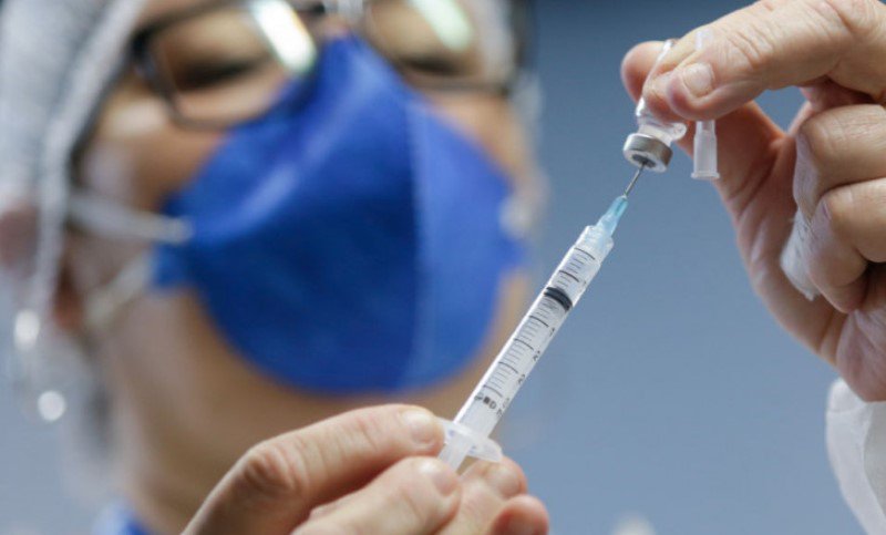 Austria este prima țară din UE care adoptă vaccinarea obligatorie împotriva COVID a adulților