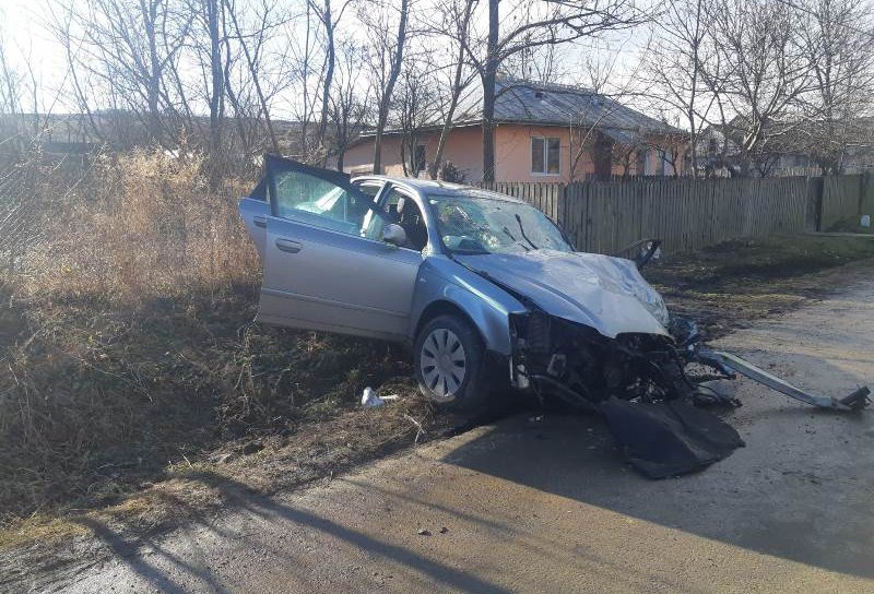 Doi tineri au avut nevoie de îngrijiri medicale după ce s-au izbit cu mașina într-un cap de pod - FOTO