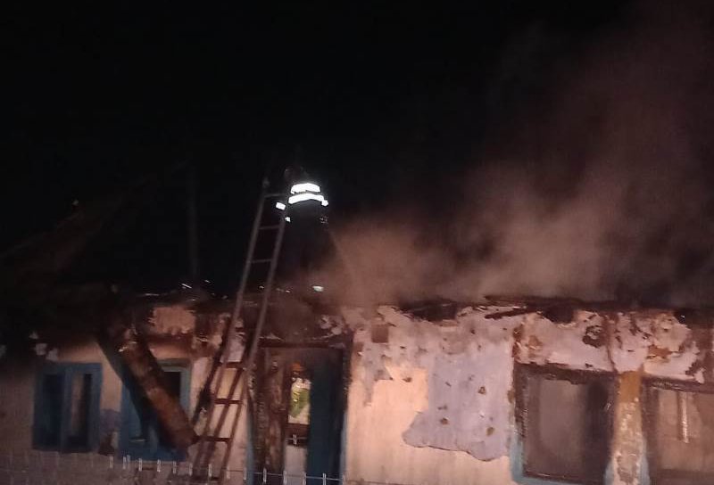 Familie din Corni rămasă fără acoperiș deasupra capului în urma unui incendiu