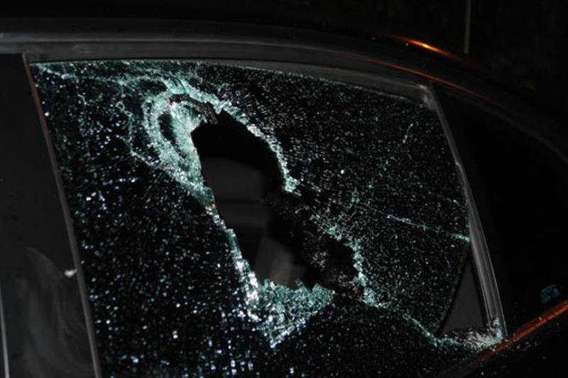 O persoană a spart geamurile mai multor mașini parcate pe o stradă din Botoșani