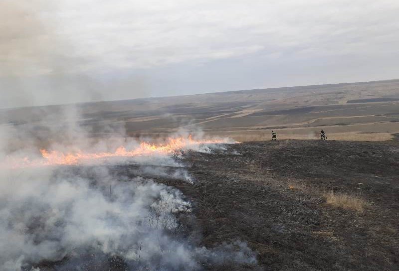 Două hectare de vegetație uscată cuprinse de un incendiu - FOTO