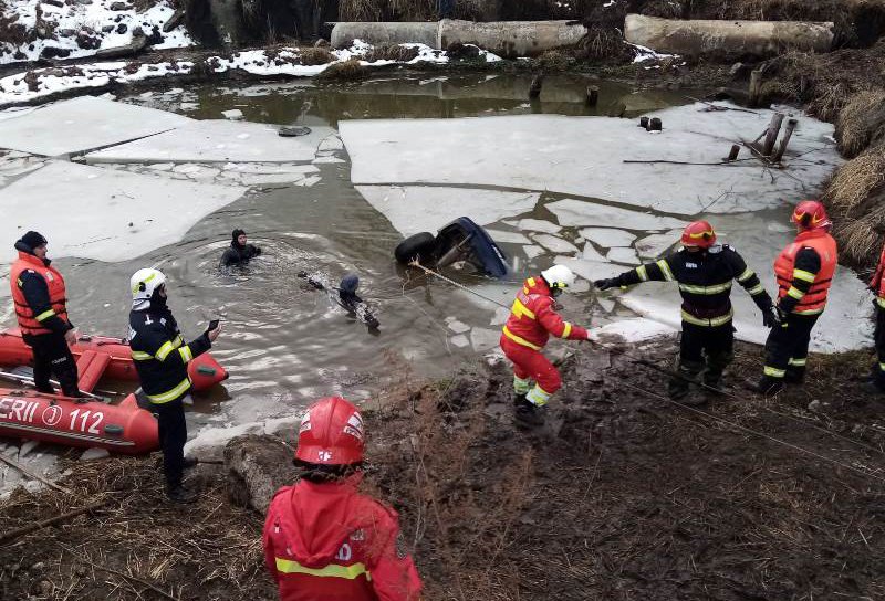 Tragedie în județul Suceava! Două persoane au decedat după ce au căzut cu mașina într-o groapă plină cu apă - FOTO