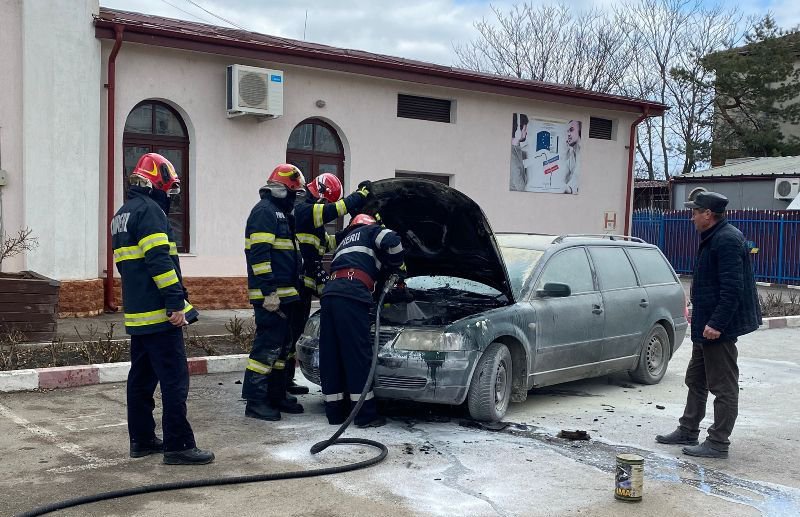 Autoturism în flăcări în apropierea gării Botoșani - FOTO