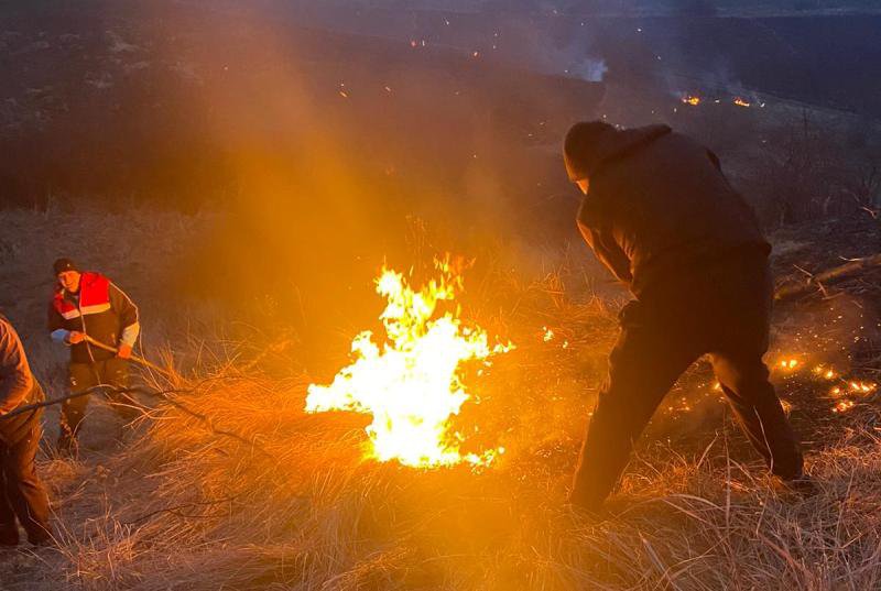 Nouă incendii în mai puțin de zece ore, la Botoșani - FOTO