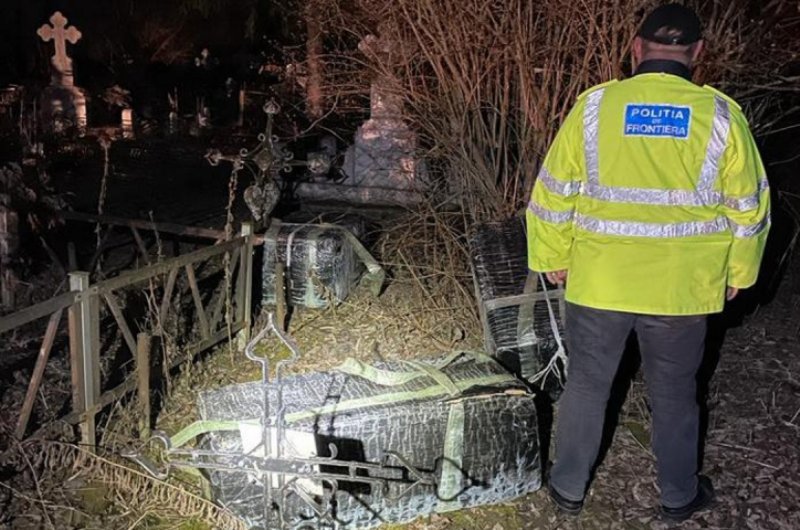 Ţigări de contrabandă descoperite în cimitir - FOTO