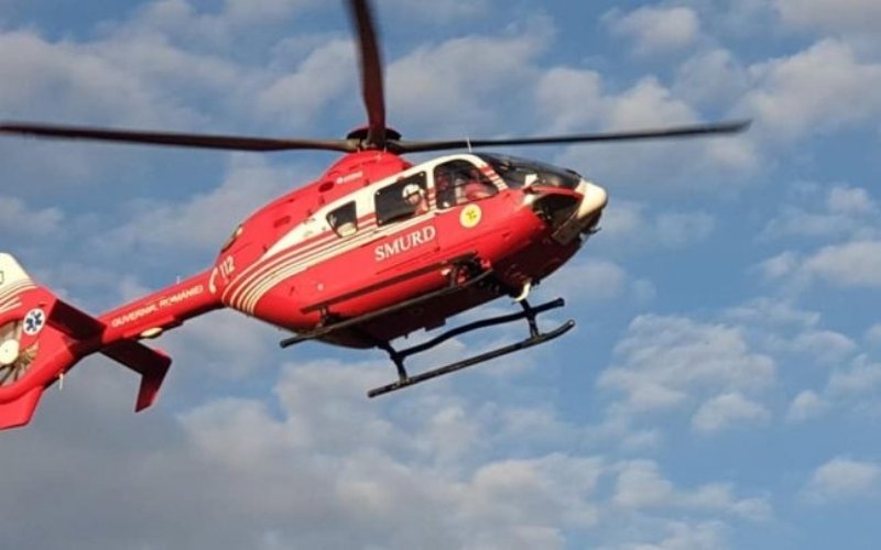 Băiețelul căzut de la etajul 3, transferat cu un elicopter SMURD la Iași