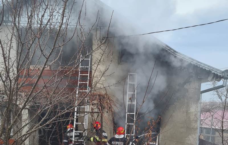 Incendiu la Darabani! O familie a rămas fără o parte din agoniseală din cauza jarului căzut din sobă - FOTO