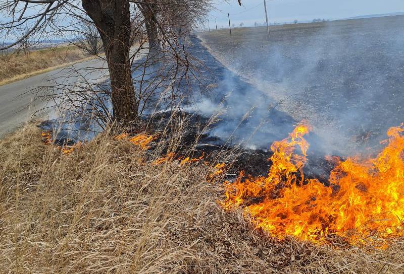 Șapte incendii într-o singură zi din cauza focurilor făcute pentru arderea miriștilor ori a resturilor menajere