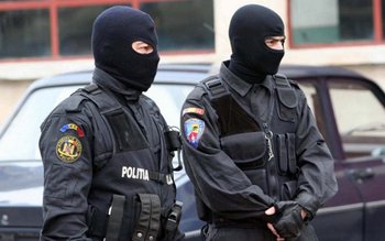 Șase mandate de percheziție domiciliară, …