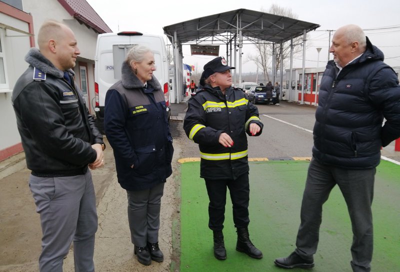 Prefectul Cornilă și deputatul Șoptică în vizită la centrele de cazare și vămile din județ – FOTO