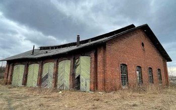 Două clădiri industriale și o …