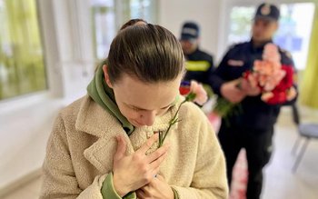 Pompierii au dăruit flori femeilor …