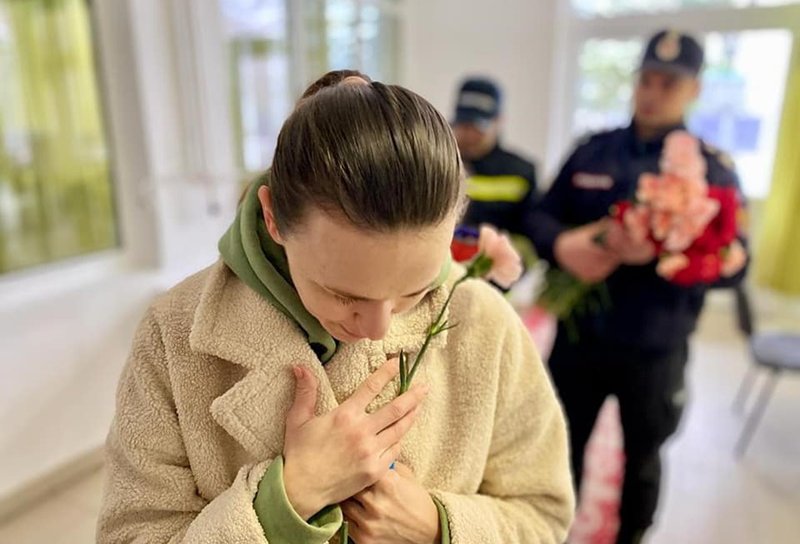 Pompierii au dăruit flori femeilor cazate la Hand of Help și Tabăra „Codrii de Arama” Agafton - FOTO