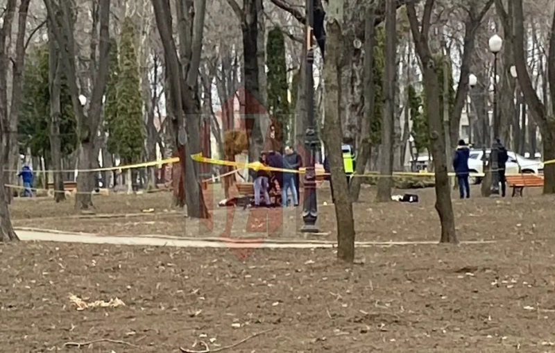 Tânăr găsit împușcat în cap în Parcul Copou din Iași! Se presupune că este un polițist din județul Botoșani