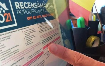 Sunt obligați să participe la …