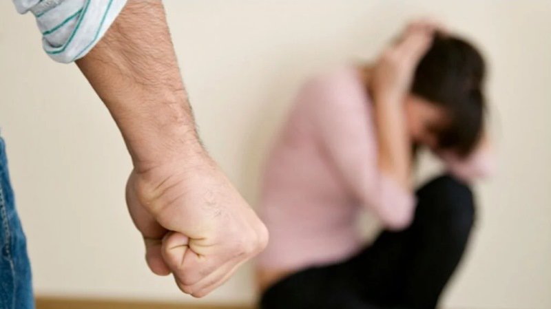 Un tânăr botoșănean și-a agresat concubina și pe fiul acesteia și le-a furat telefoanele