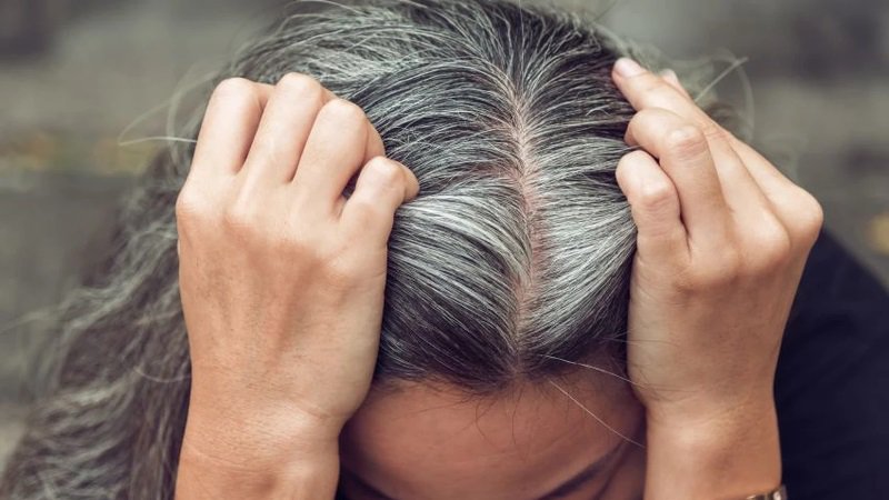 Soluții pentru a combate albirea și îmbătrânirea prematură a părului