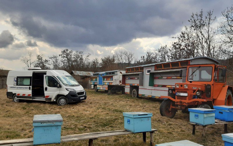 Registrul Auto Român, acțiuni pentru sprijinirea apicultorilor și deținătorilor de tractoare și utilaje agricole - FOTO