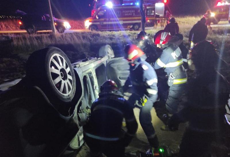 Tânăr rănit după ce autoturismul pe care îl conducea a ieşit de pe şosea şi s-a răsturnat - FOTO