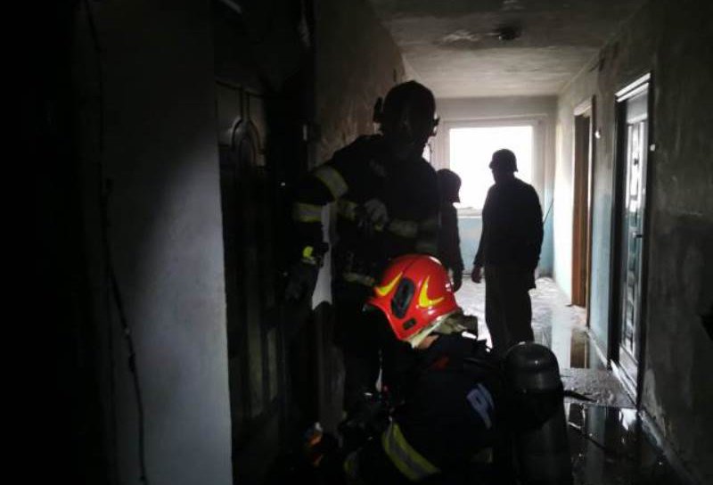 Garsonieră cuprinsă de flăcări la Botoșani! Un bărbat a fost salvat de pompieri – FOTO