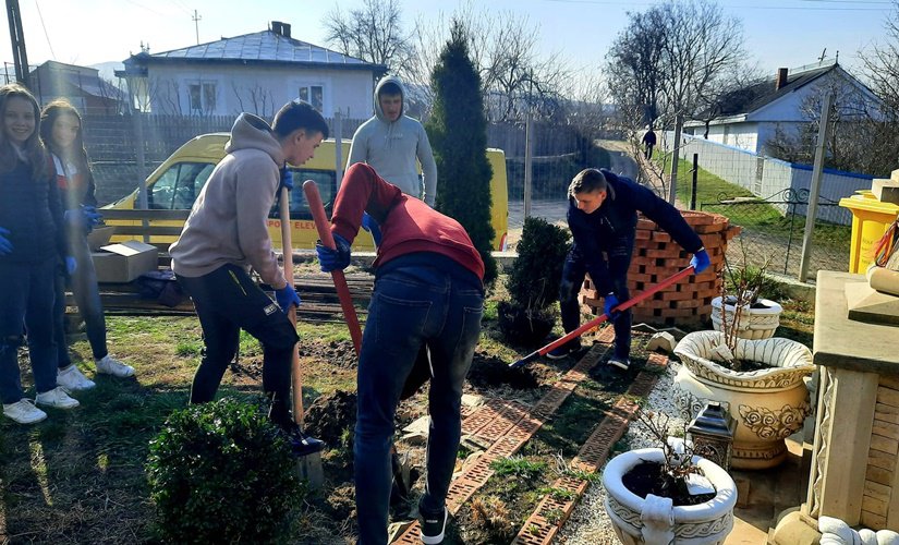 „Voluntariat pentru suflet și natură!” cu elevi de la Liceul „Demostene Botez” Trușești - FOTO