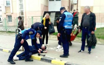 Bărbat căzut pe un trotuar …