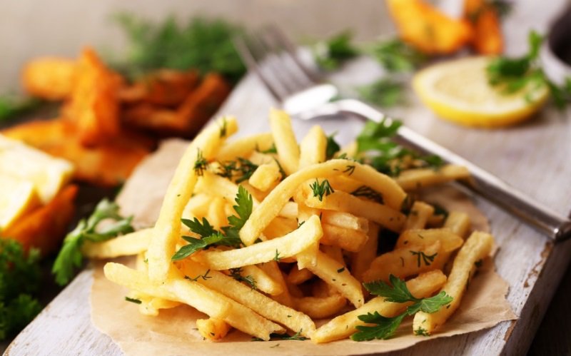 Cu ce poți înlocui cartofii prăjiți ca să mănânci mai sănătos, însă la fel de gustos