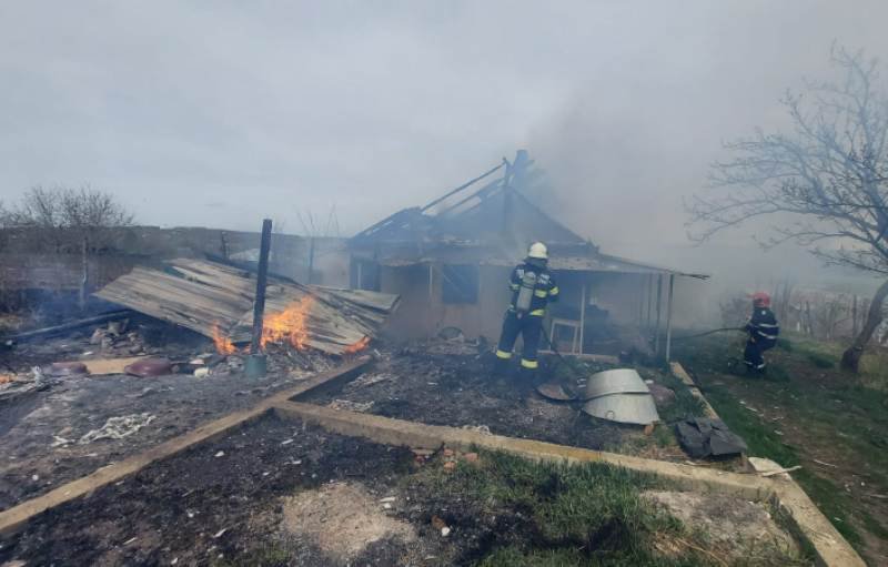 Bătrân rămas fără casă în urma unui incendiu, la Știubieni - FOTO