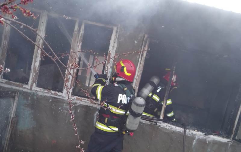 Un bărbat și-a pierdut viața incendiul care i-a mistuit clădirea în care locuia - FOTO