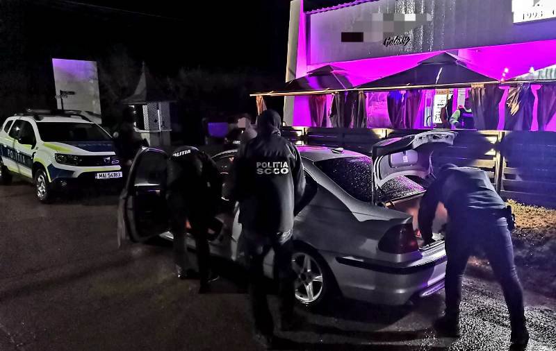 Acțiune a polițiștilor botoșăneni pentru prevenirea infracționalității stradale în zona discotecilor și cluburilor din județ - FOTO