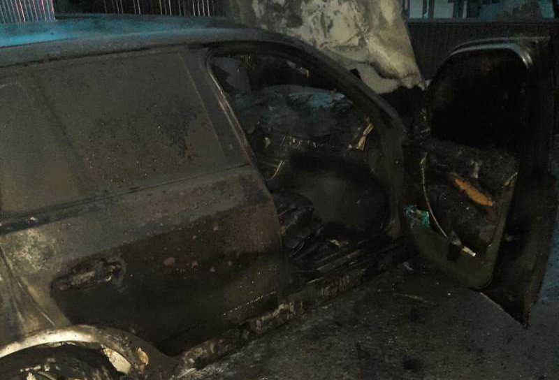 Mașină cuprinsă de flăcări în ajun de Paște în comuna Viișoara - FOTO