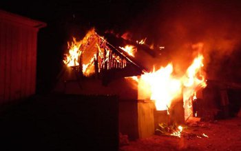 Casă cuprinsă de flăcări după …