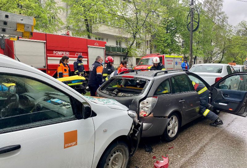 Carambol cu patru mașini pe o stradă din Botoșani. O persoană a ajuns la spital - FOTO