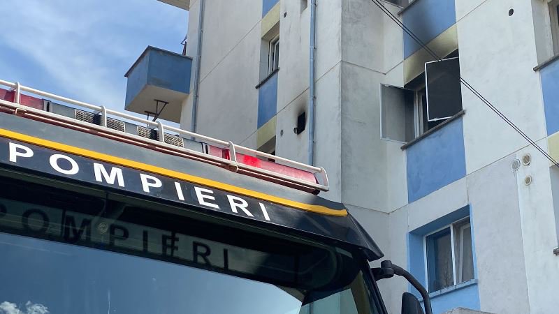 Panică într-un bloc din Botoșani! Incendiu izbucnit într-un apartament situat la etajul doi - FOTO