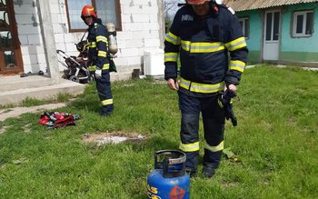 NU verificați cu flacără etanșeitatea …