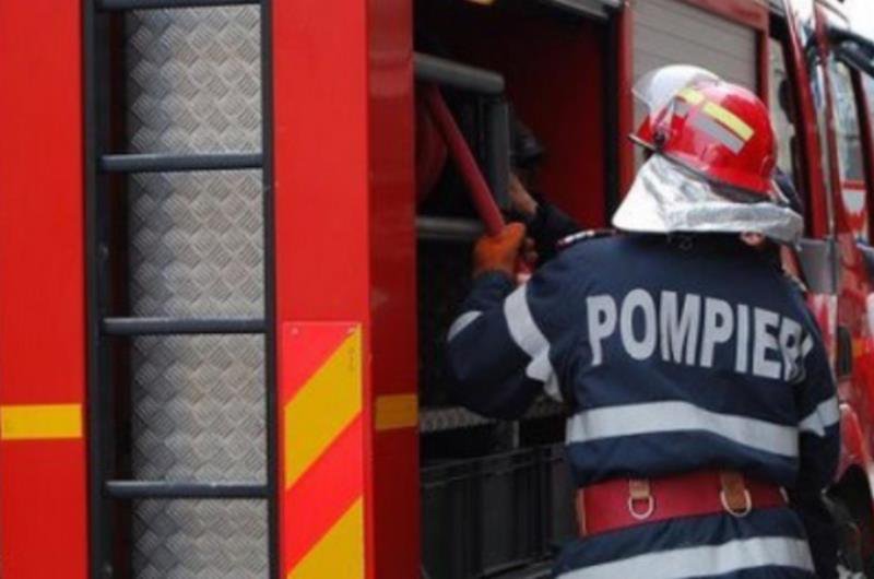 Familie din Fundu Herții rămasă fără acoperiș deasupra capului din cauza unui incendiu