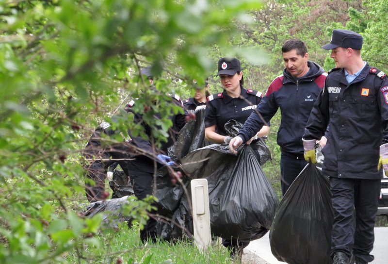 Pompierii botoșăneni au participat la campania națională de ecologizare - FOTO