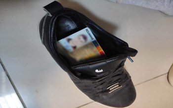 Cărți de identitate false ascunse …