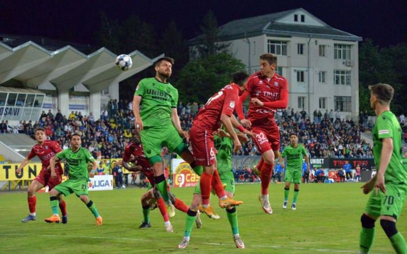 FC Botoșani – Dinamo 2-3. „Câinii” câștigă în 10 oameni și îi împiedică pe moldoveni să urce pe primul loc în play-out