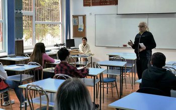 Dezbatere despre voluntariat cu membrii …