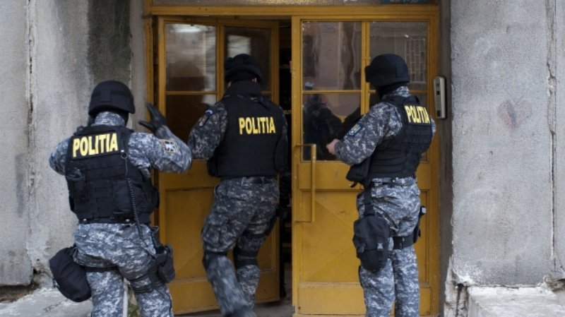 Percheziții domiciliare: Polițiștii au găsit izolație de cablu, șufă oțelită, țigarete și telefoane mobile furate