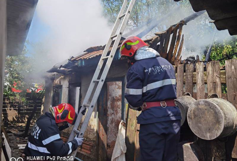 Incendiu pornit din joaca unui copil de șase ani! Flăcările au cuprins gospodăria unor botoșăneni - FOTO