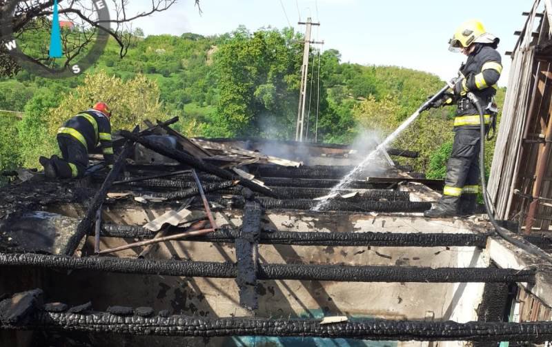 Anexă distrusă de foc în comuna Frumușica. Pompierii au intervenit pentru stingere