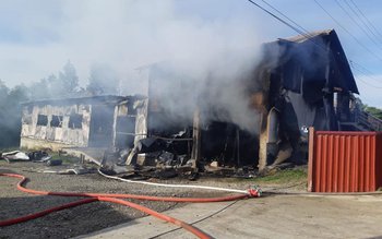 Două hale de producție, un …