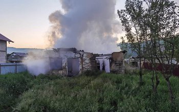 Casă distrusă într-un incendiu izbucnit …